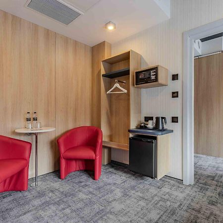 Iq Hotel Kiev Bagian luar foto