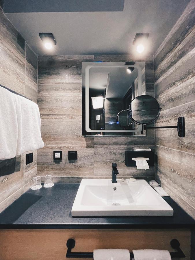 Iq Hotel Kiev Bagian luar foto
