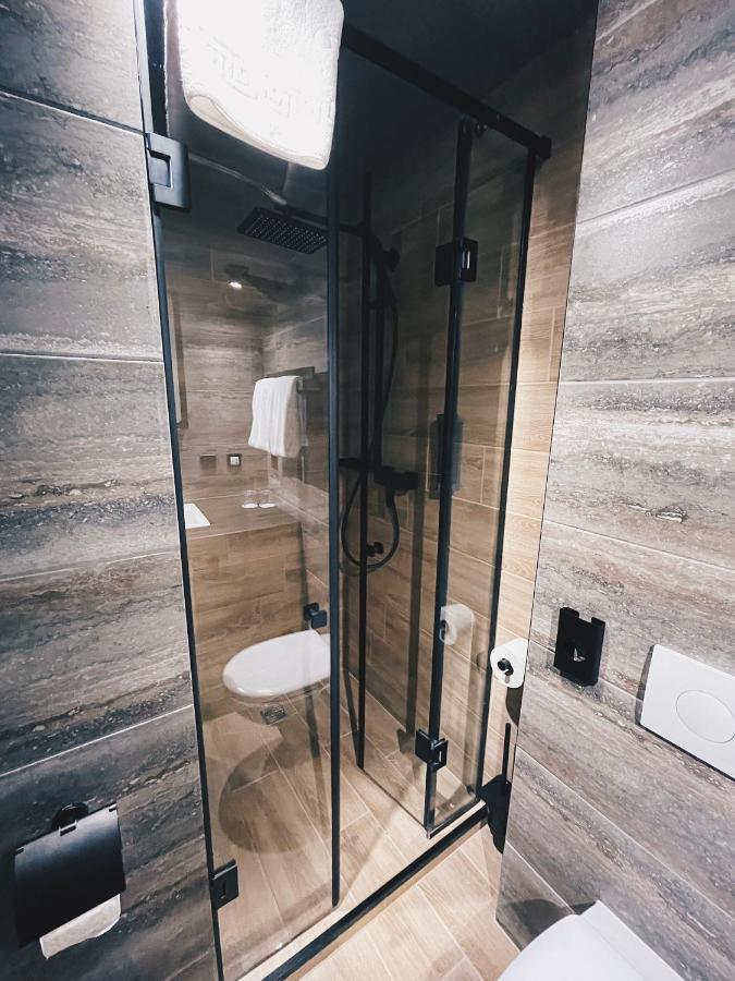 Iq Hotel Kiev Bagian luar foto