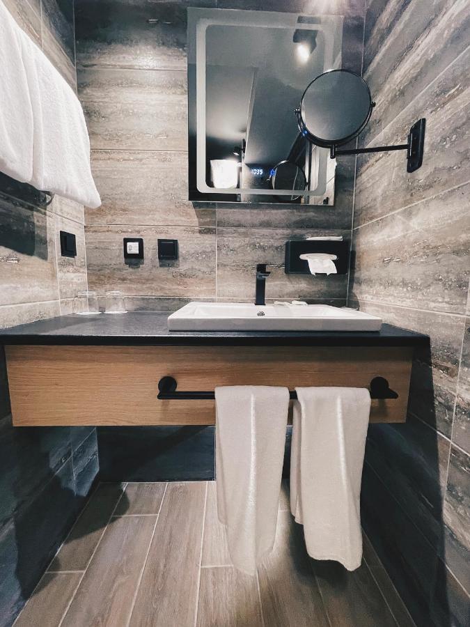 Iq Hotel Kiev Bagian luar foto