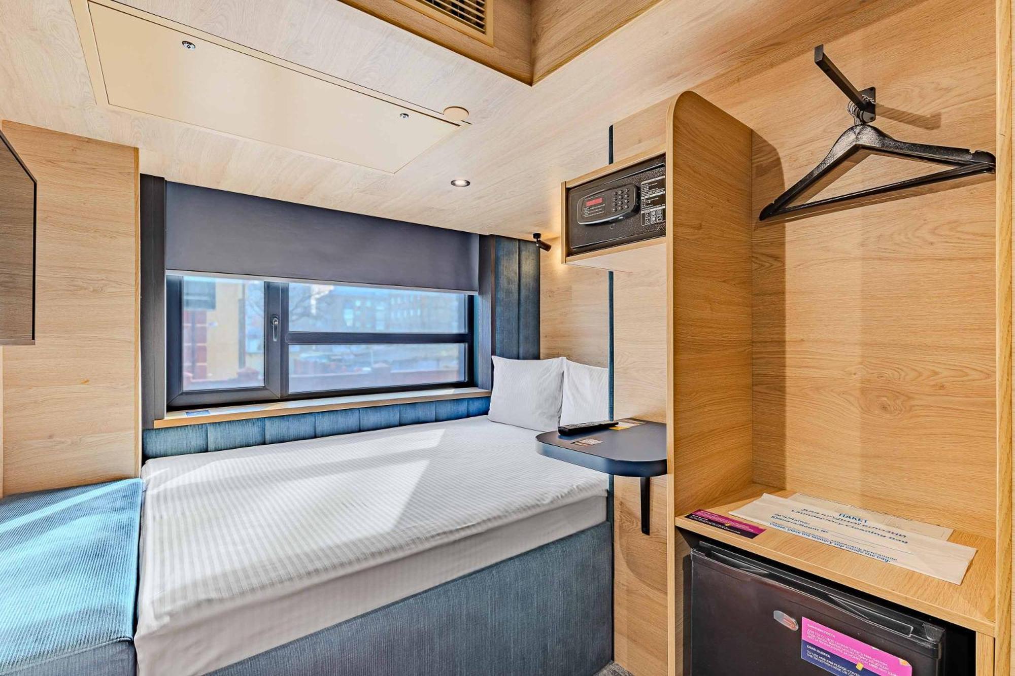 Iq Hotel Kiev Bagian luar foto