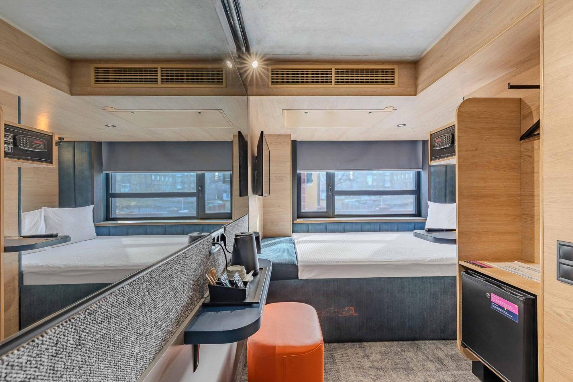 Iq Hotel Kiev Bagian luar foto