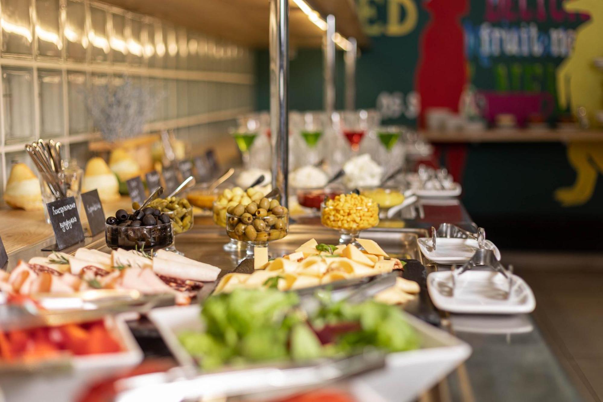 Iq Hotel Kiev Bagian luar foto