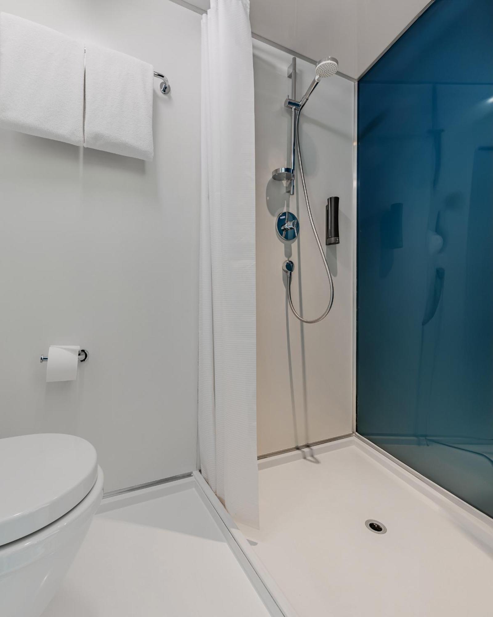 Iq Hotel Kiev Bagian luar foto