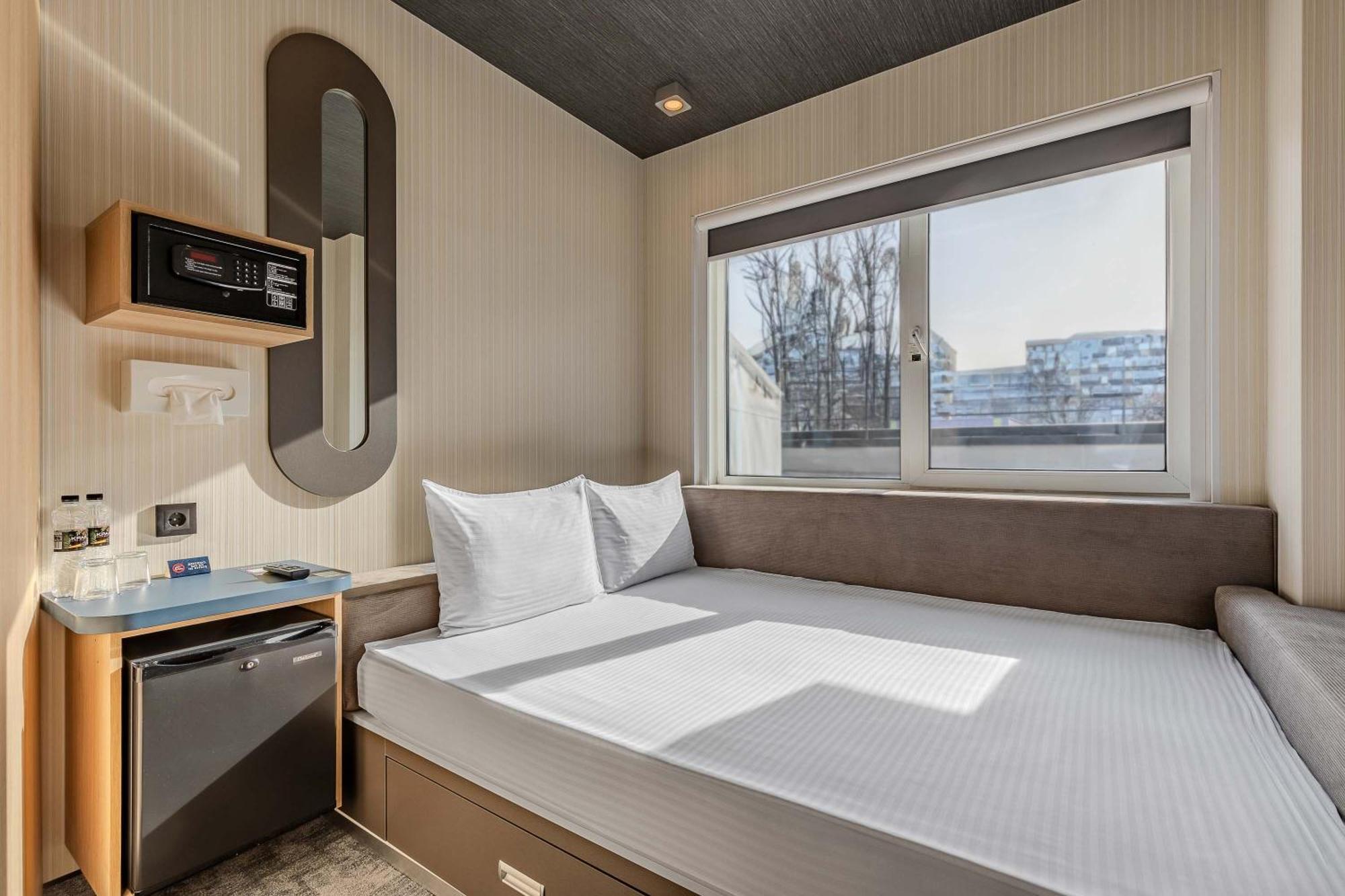 Iq Hotel Kiev Bagian luar foto