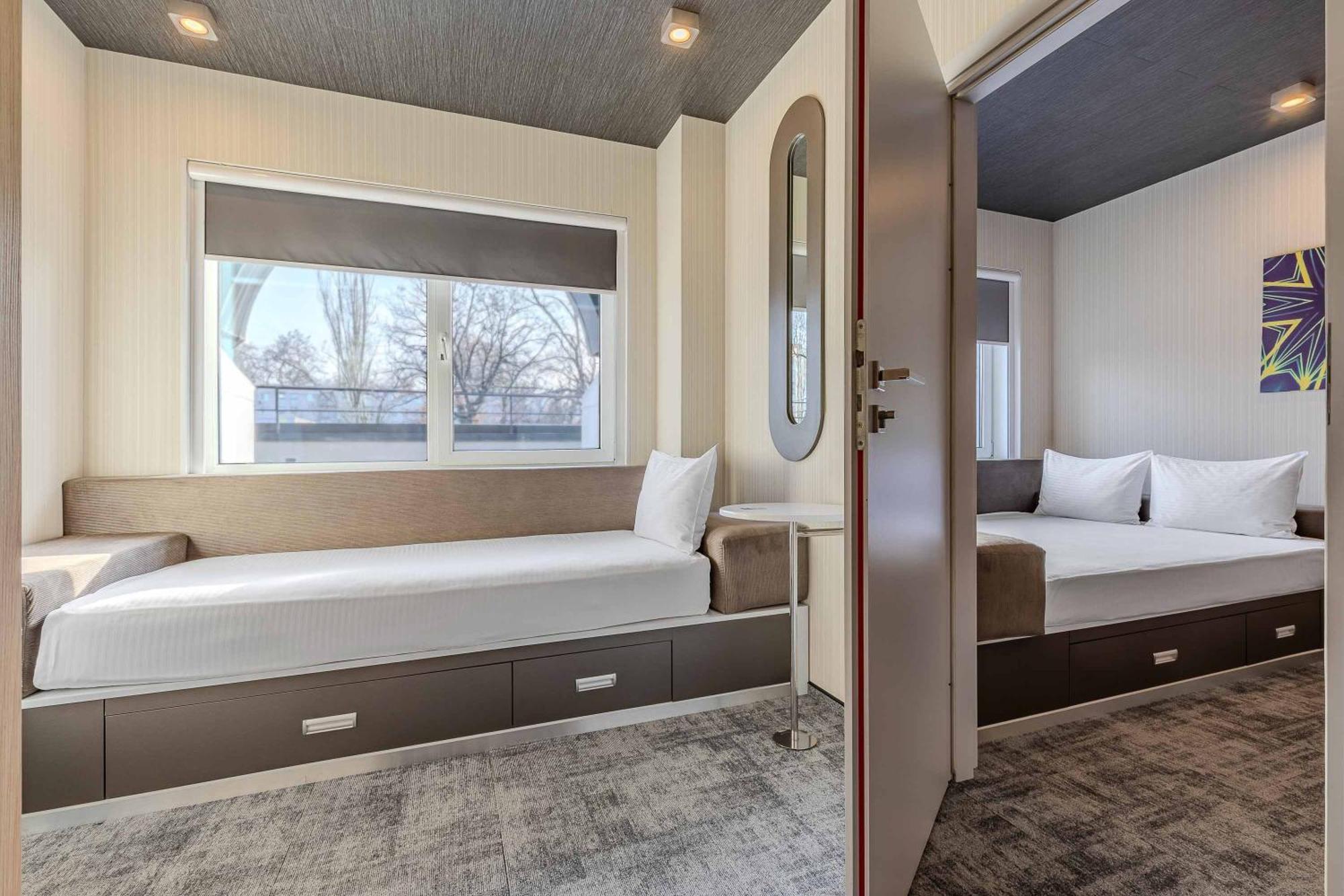 Iq Hotel Kiev Bagian luar foto