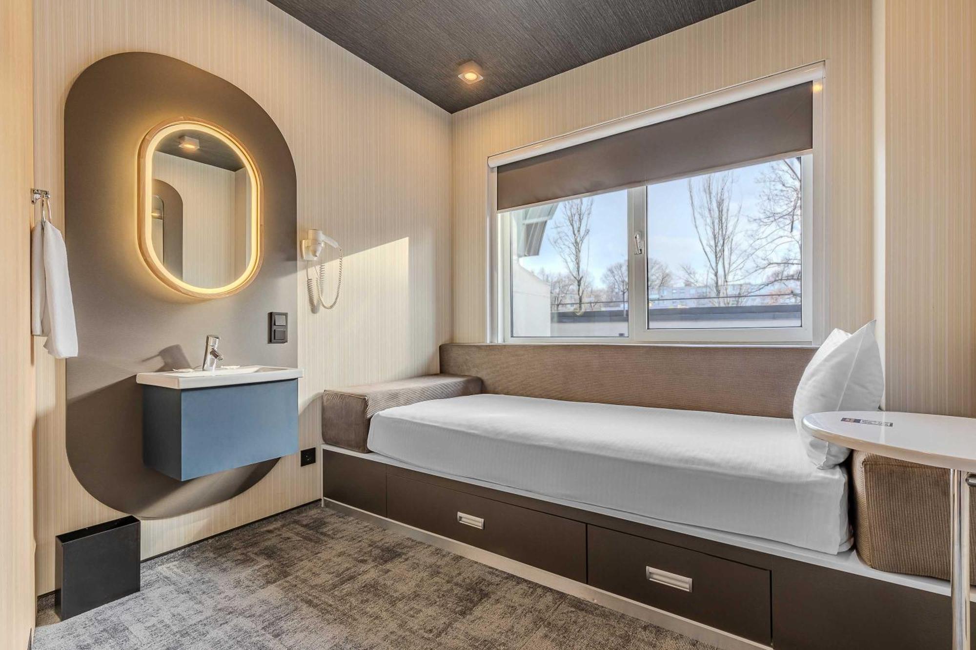 Iq Hotel Kiev Bagian luar foto