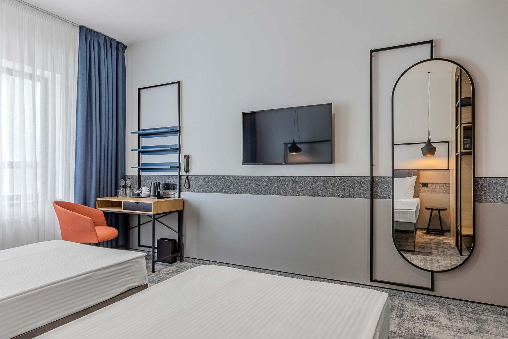 Iq Hotel Kiev Bagian luar foto