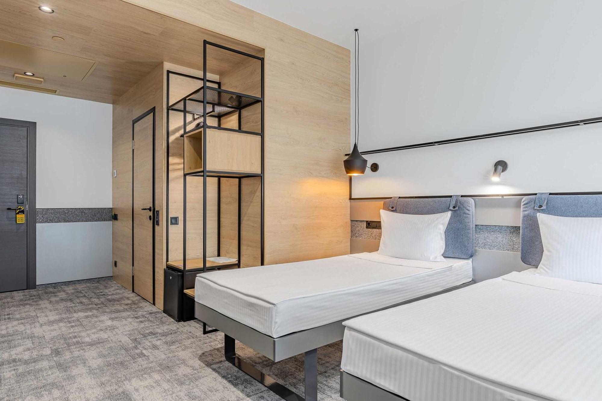 Iq Hotel Kiev Bagian luar foto