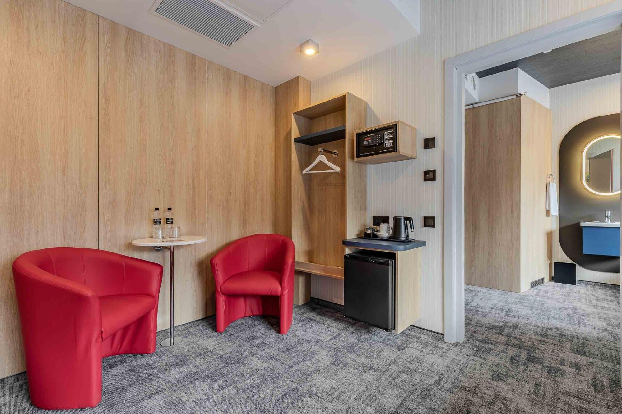 Iq Hotel Kiev Bagian luar foto