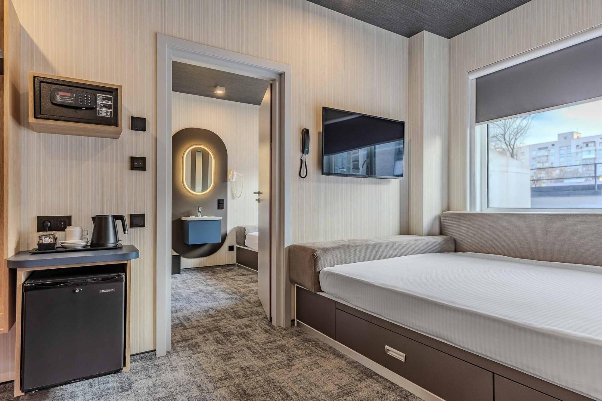 Iq Hotel Kiev Bagian luar foto