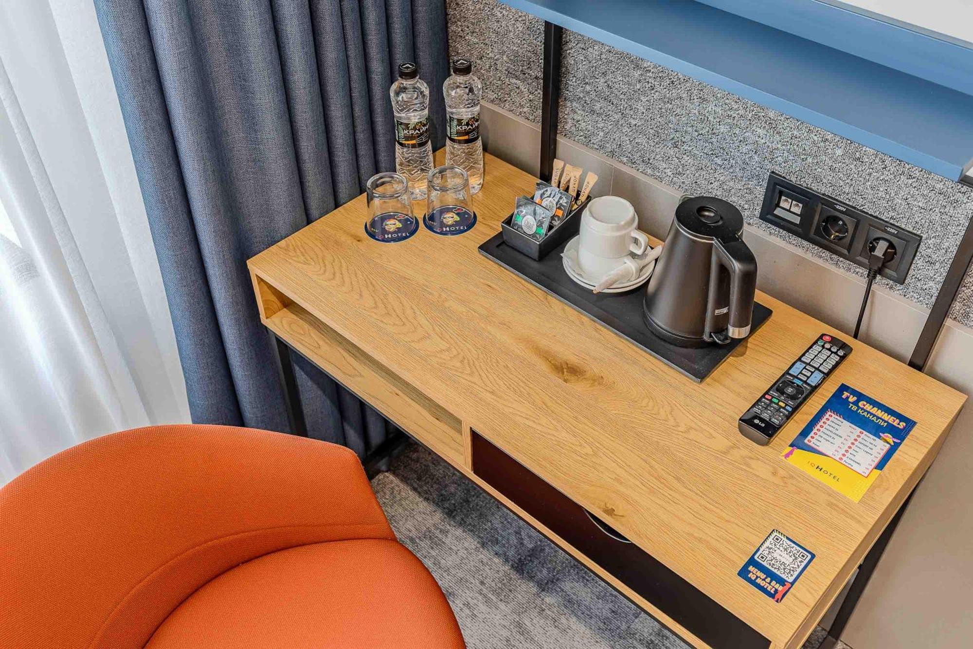 Iq Hotel Kiev Bagian luar foto