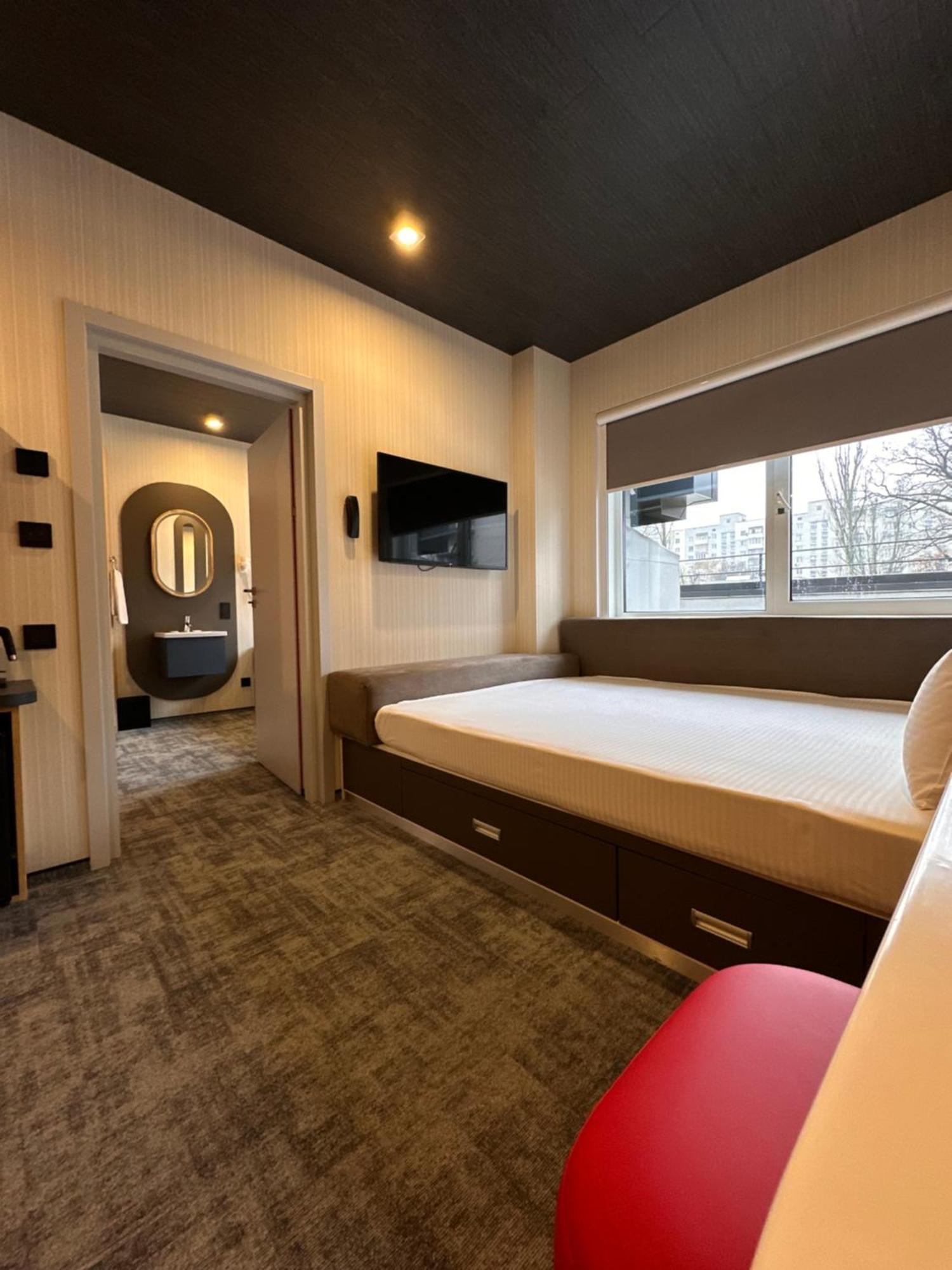 Iq Hotel Kiev Bagian luar foto