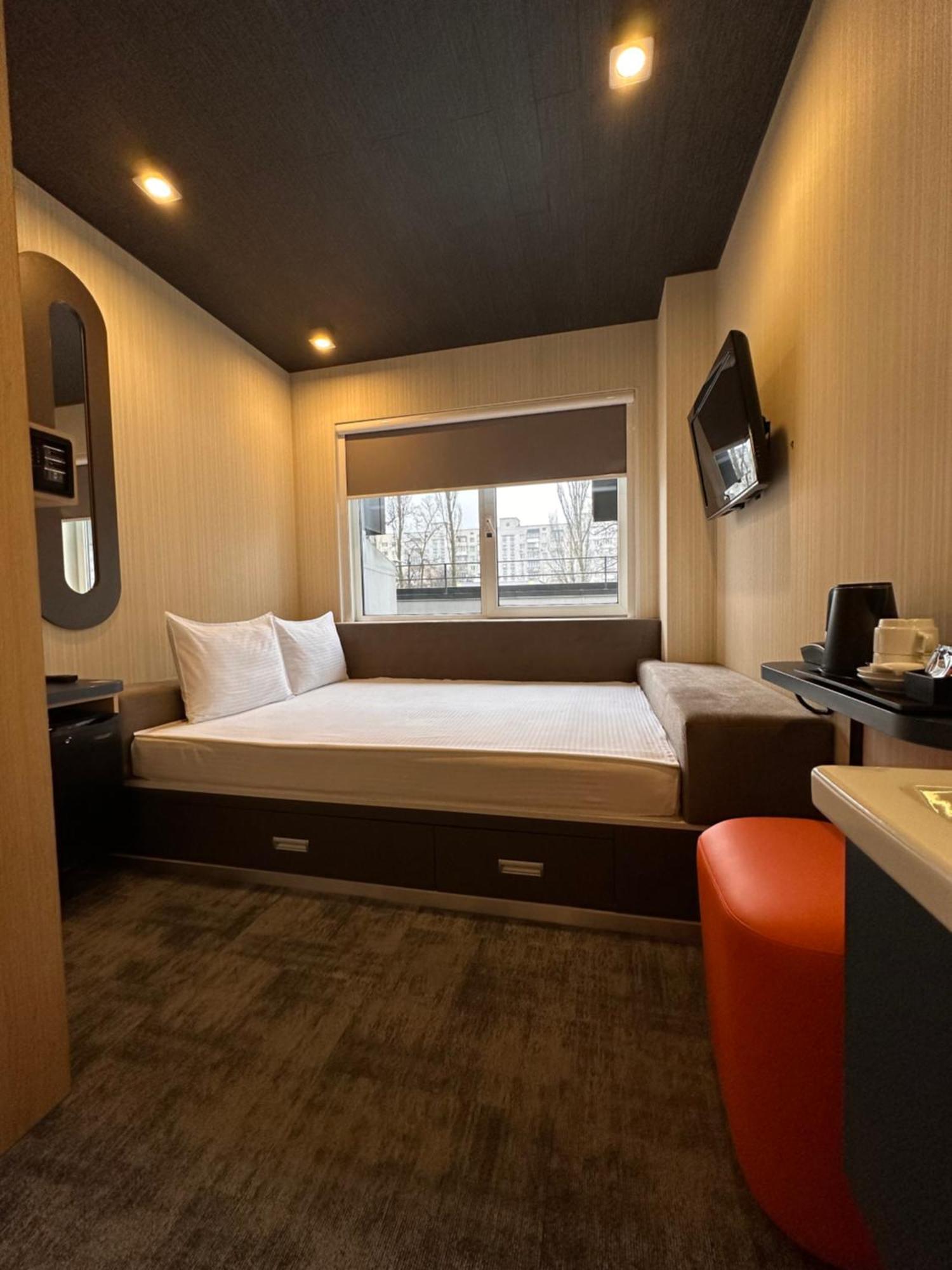 Iq Hotel Kiev Bagian luar foto