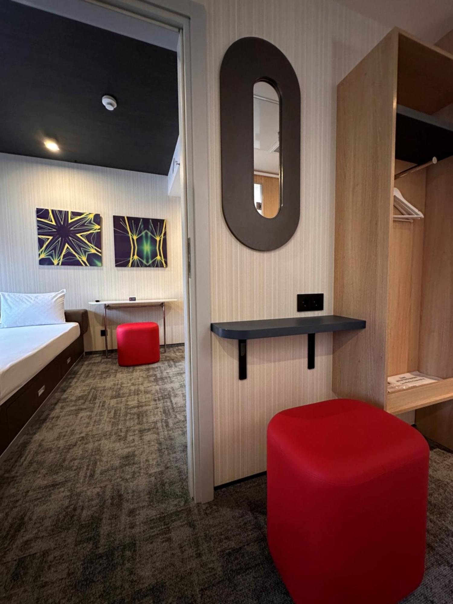 Iq Hotel Kiev Bagian luar foto