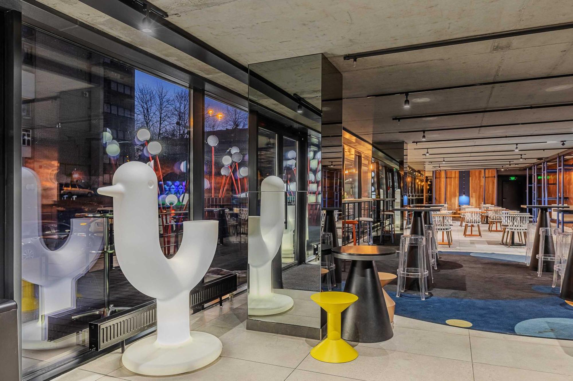 Iq Hotel Kiev Bagian luar foto