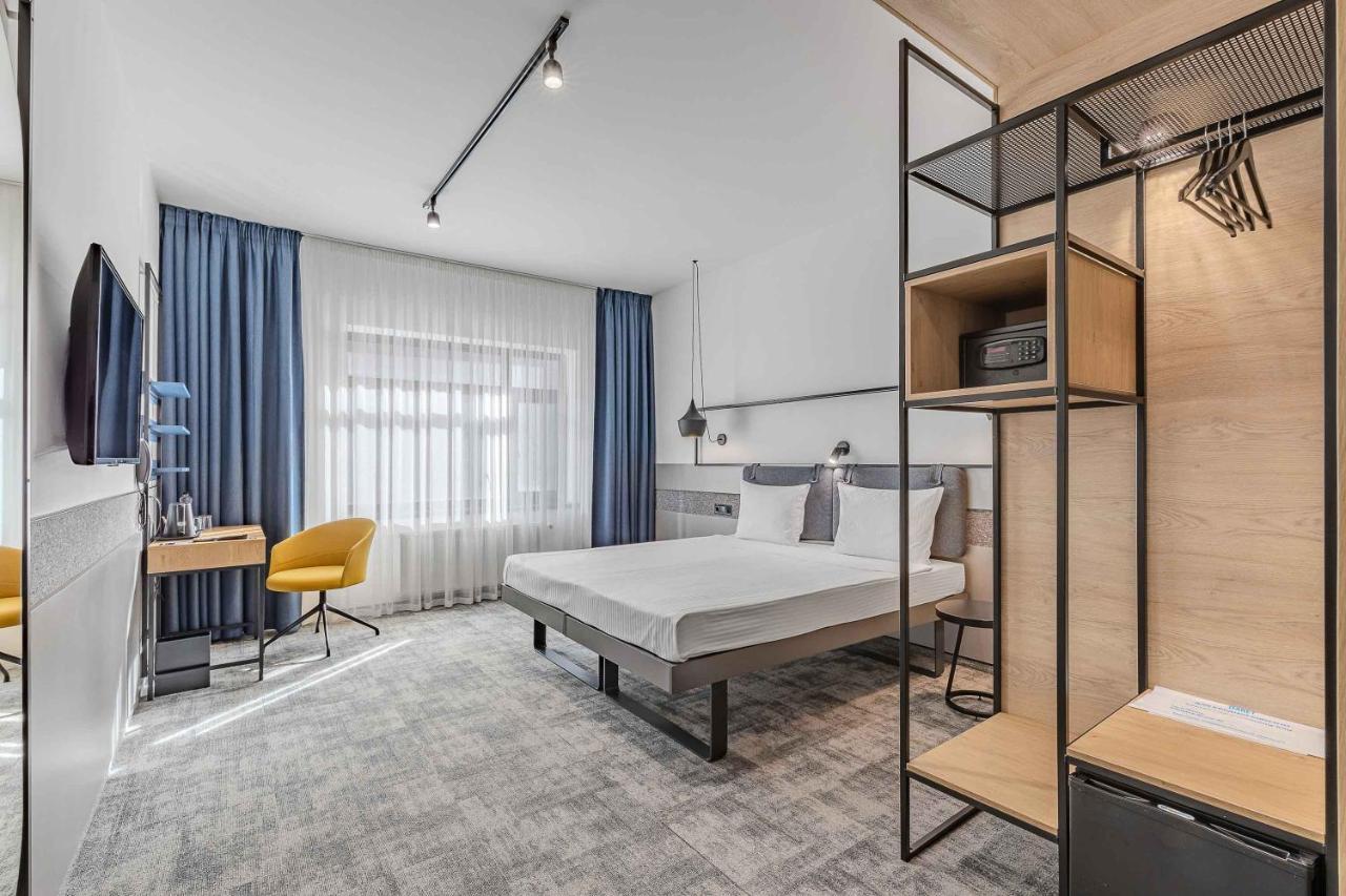 Iq Hotel Kiev Bagian luar foto