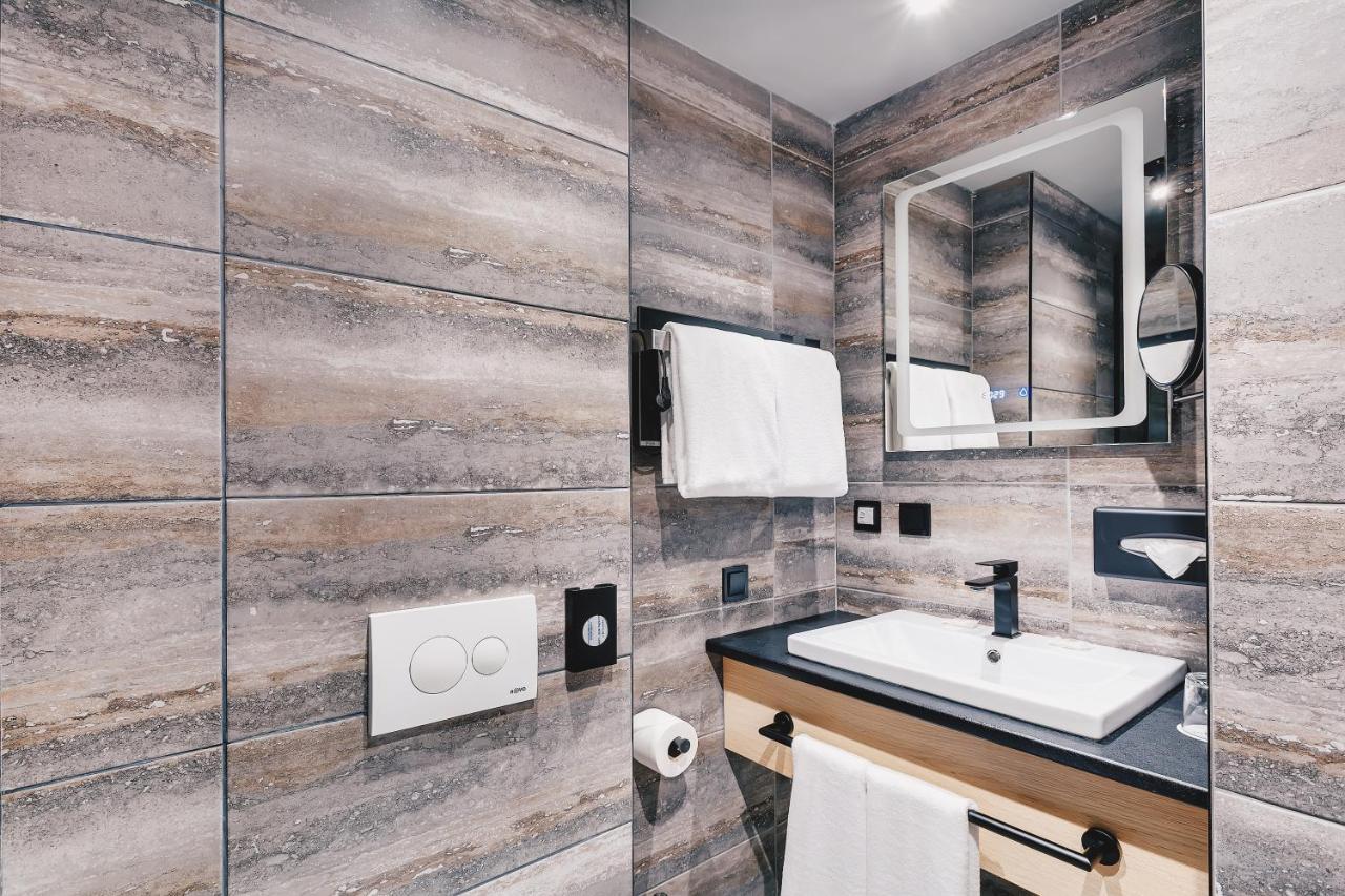 Iq Hotel Kiev Bagian luar foto