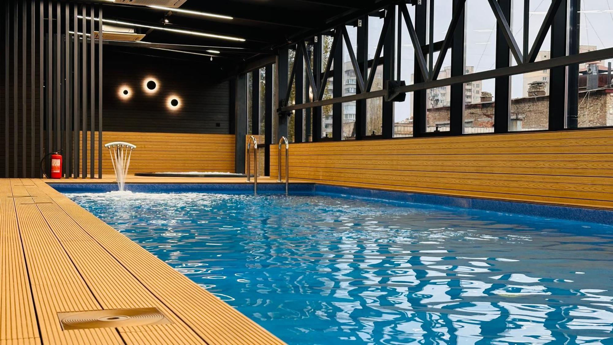 Iq Hotel Kiev Bagian luar foto